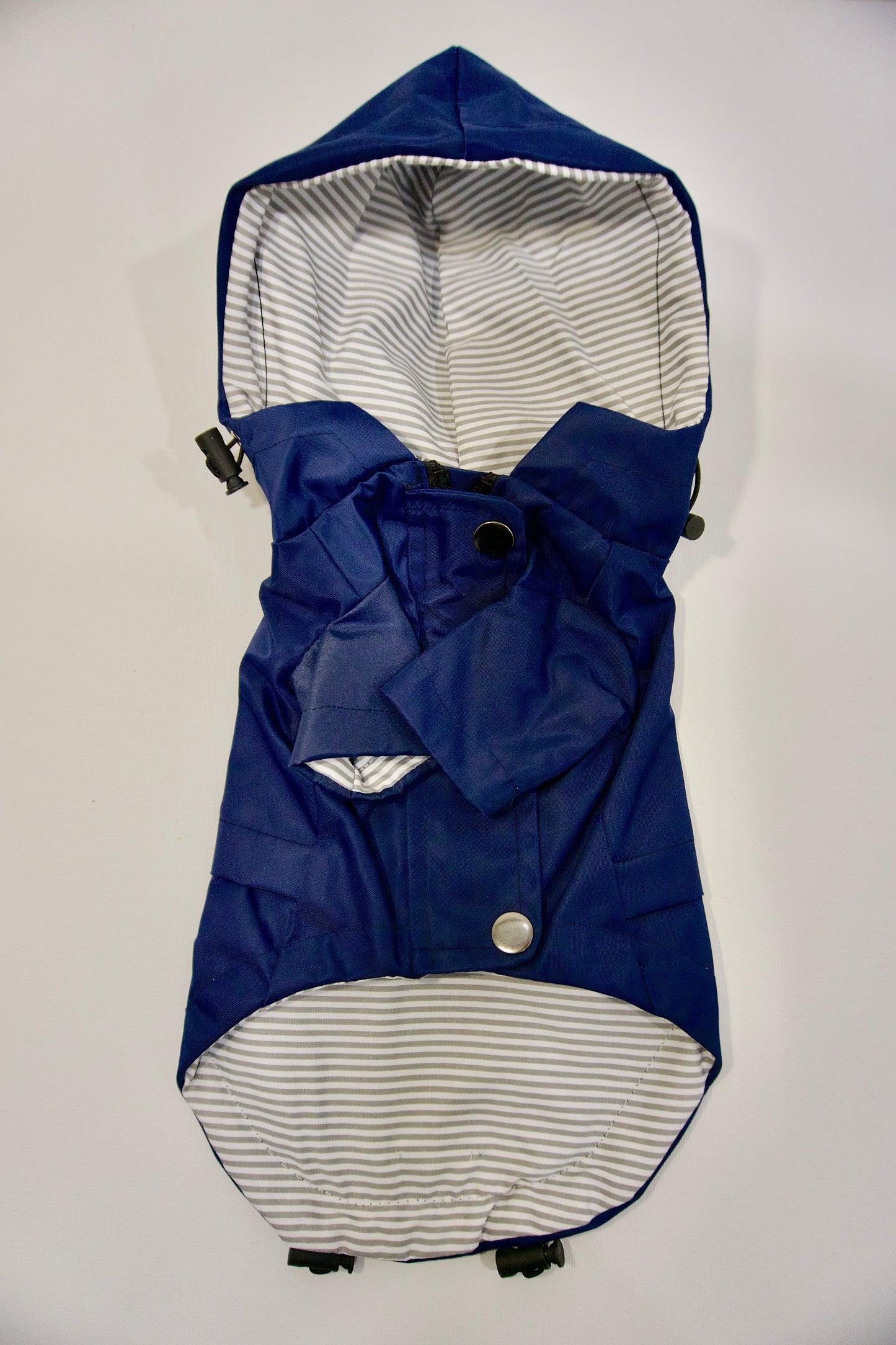 Front image without dog model. Displays button snaps, hood with toggles, and sleeves. Stripe interior lining.